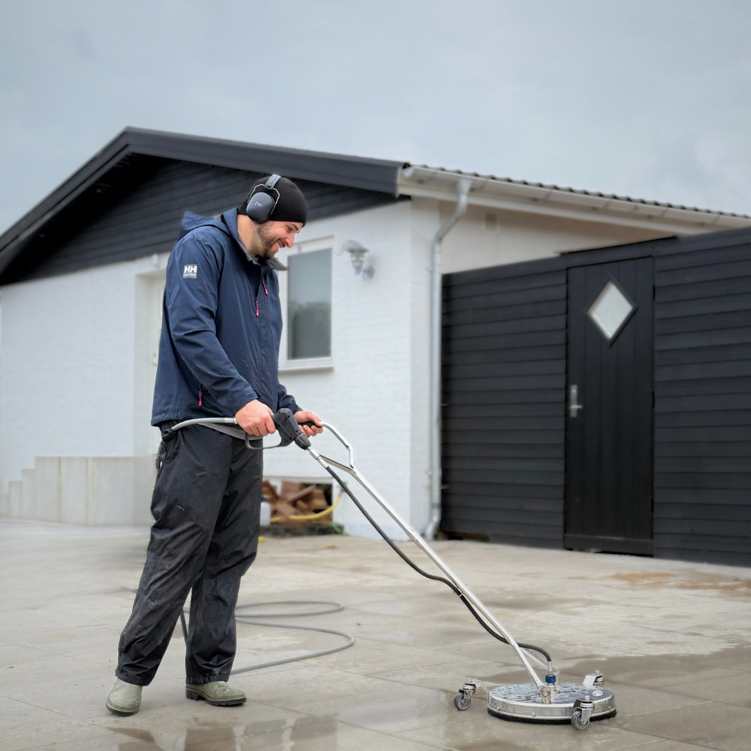 Professionel fliserens af terrasse i Nordsjælland - før og efter transformation