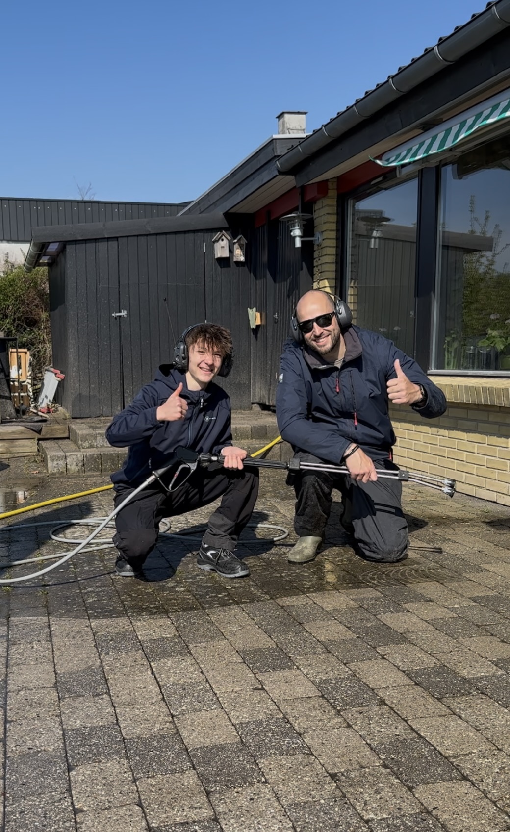 Jack og Elias fra Jack & Bønnestagen - Professionel gartner i Nordsjælland under fliserens arbejde
